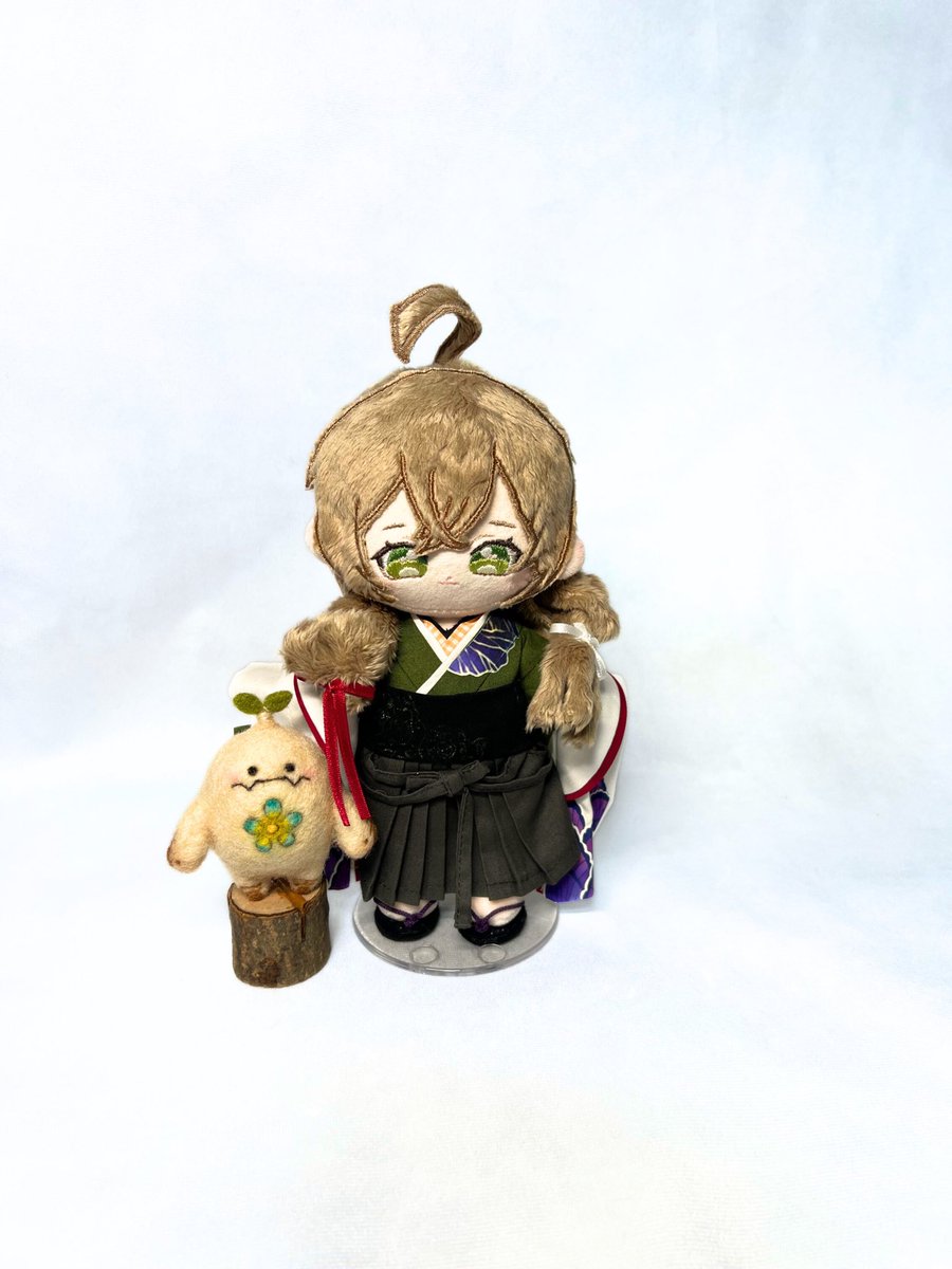 roroo2525's tweet photo. ようやく完成しました!!
人生初推しぬい！
久しぶりに訳の分からない和服……
手間取って難しかったです😫💦
⁡でも この小さな衣装を作るのは楽しいのです💕
3.4枚目は お正月に作ってたデカ過ぎる羊毛ピコと🤭
⁡@piyopicco さんの足長ボディ型紙使用です。
 #推しぬい
 #りゅうみこ桂小五郎 https://t.co/Rt4p1R5nH5