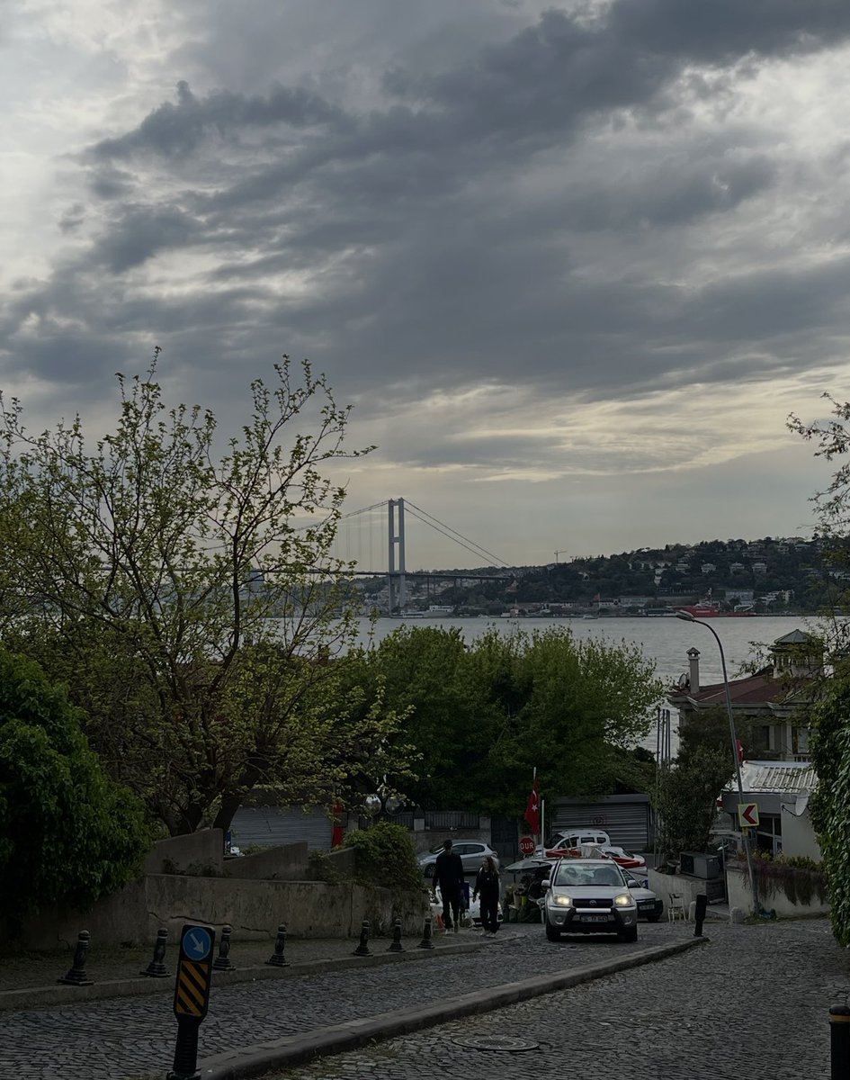 İstanbul insanın aşık olması için yaratılmış sanki.
hani o sokaklar, o koku,
çocukluğumun elmalı kurabiyesi gibi.