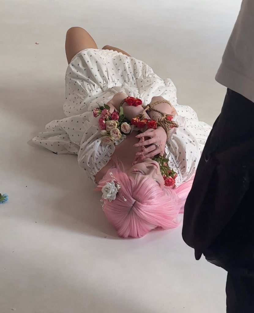 iiwchee's tweet photo. cyrene 🌸
backstage of my recent hsr photoshoot 

#cyrene #honkaistarrail #cosplay https://t.co/LpmeSaN5bi