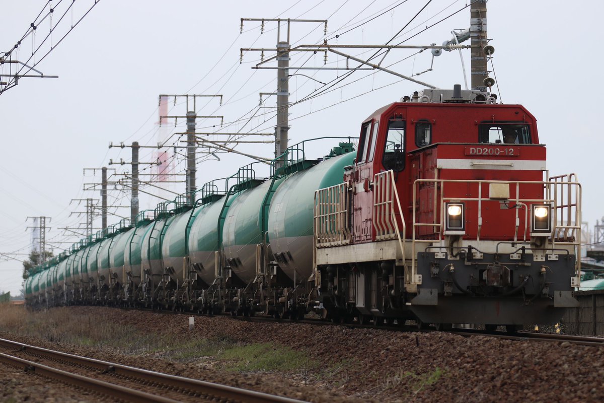 2026.03.18
6079レ　(石油返空)
DD200-12

富田浜~四日市にて

今までコスモ入換などを除き昼間にDD200がタキを牽引する姿を見れることがなかったので、ダイ改後からはこれが定期ならめちゃくちゃ嬉しいのだが果たして....
タキ18両と長く最高でした🤩