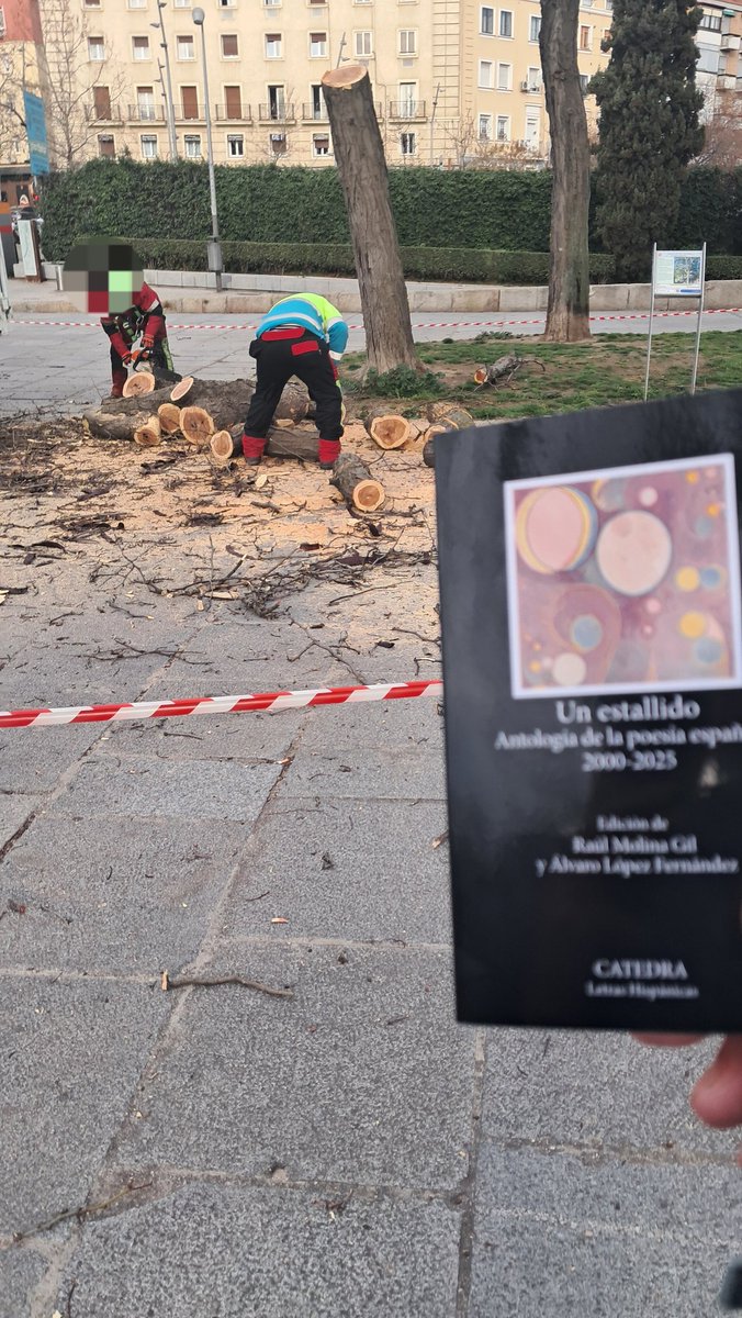 Alberto Olmos sujetando libros tweet media