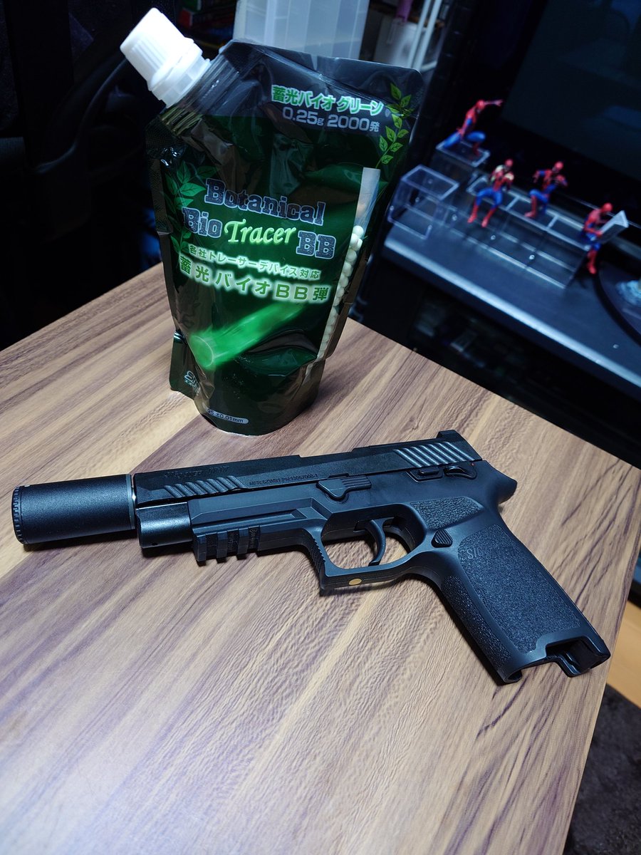 BloodyRose01's tweet photo. サイレンサー購入！

愛銃SIG SAUER M17に装着

これで室内戦の準備万端！

#サバゲー https://t.co/H95Jez1whG