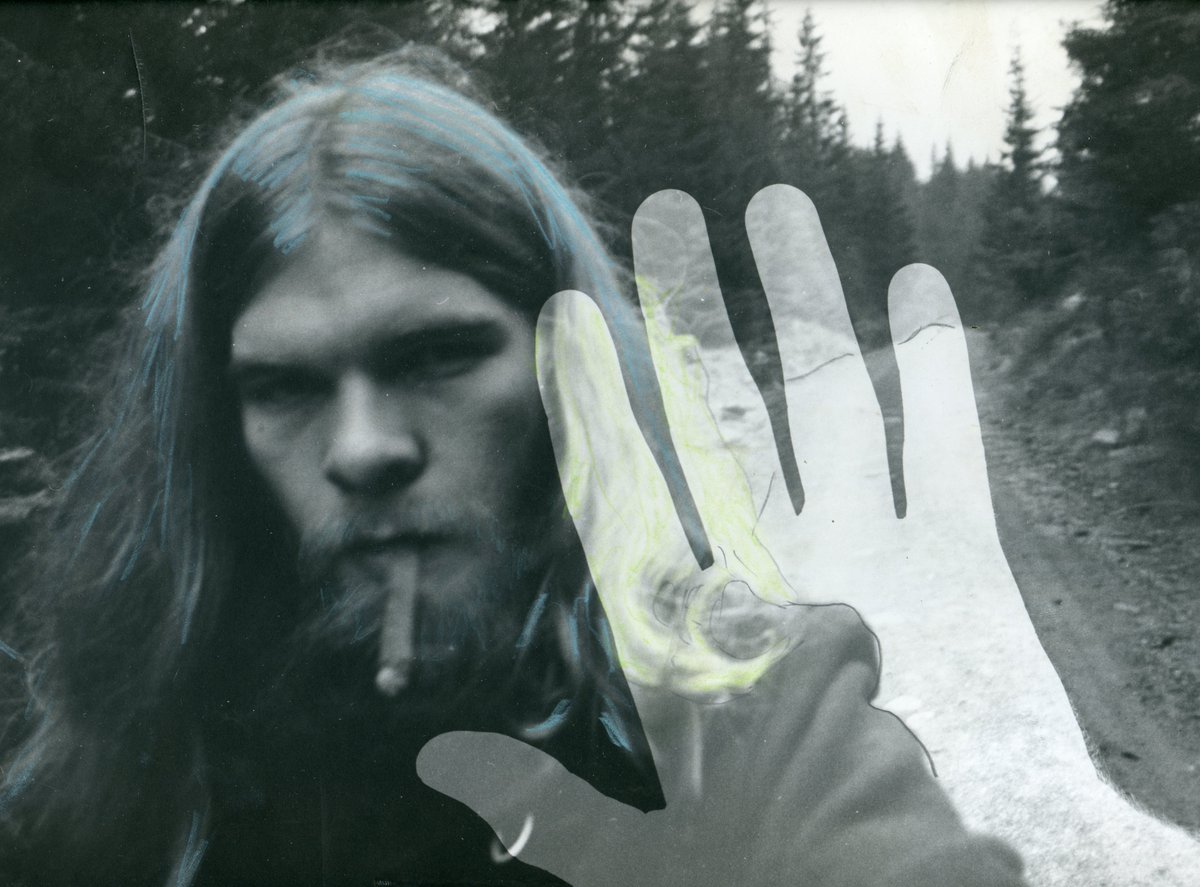 lassetur_o's tweet image. Another interpretation of a selfie. The outline of a hand enters the frame, bluetoned hair, and a cigar. A presence that feels intentional, yet distant.

950000004
#Selfie #Art #Expression #lassetur