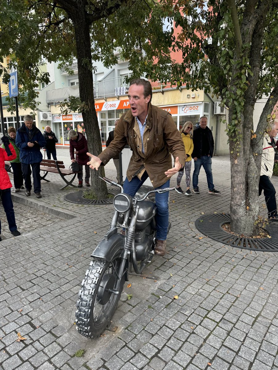 mediocre modeller/Tim tweet media