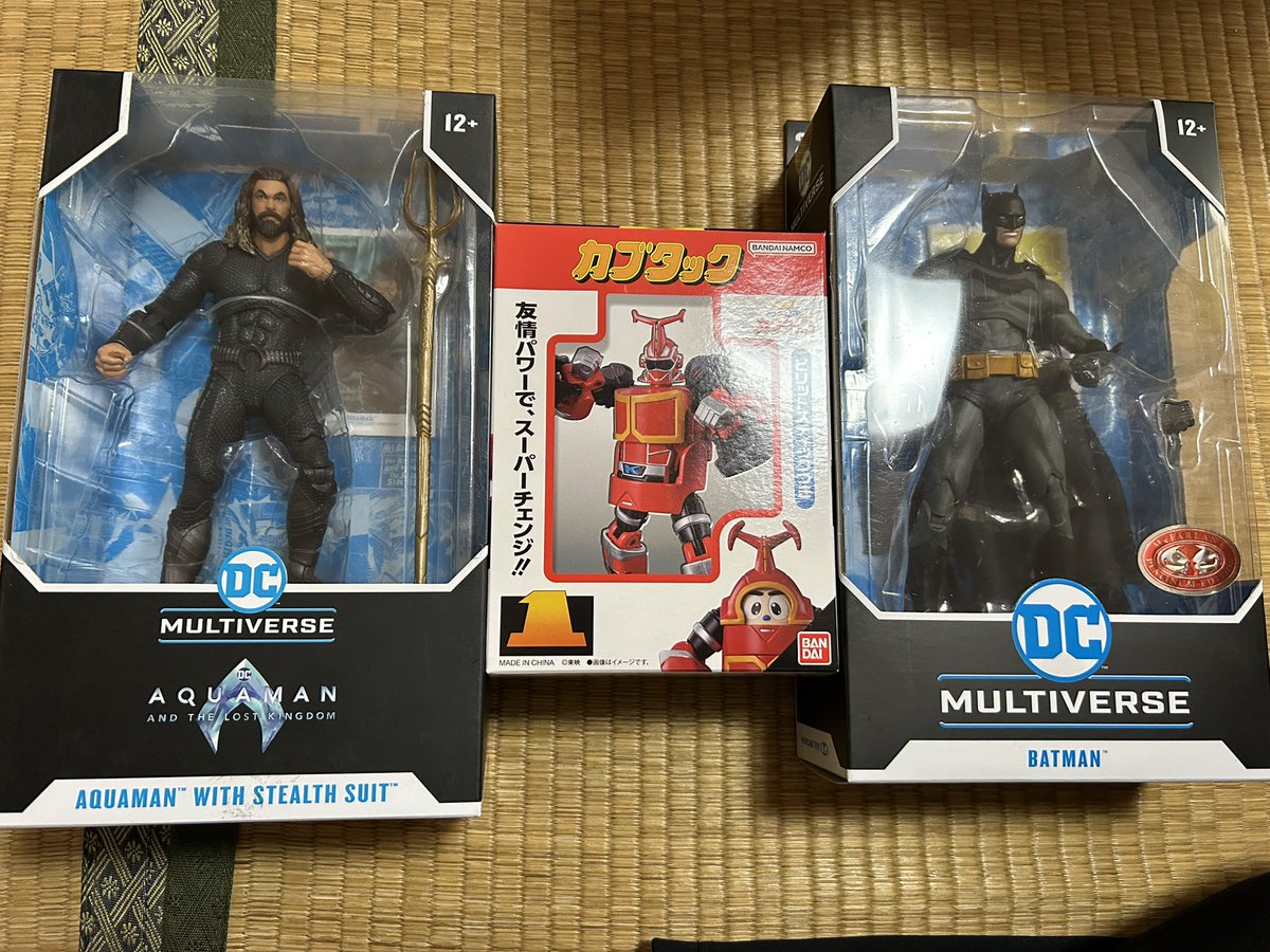 豆魚雷のセールで買ったバットマンとアクアマンのフィギュアと