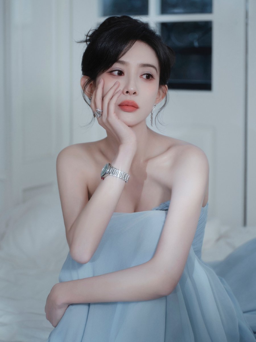 C_EntWomen's tweet photo. #MengZiyi is officially announced as the female lead in the historical drama #HaveItAll
It tells the story of a princess who loses her memory and lives as a commoner, only to be drawn back into the palace under a false identity. As she regains her memories, she navigates court intrigue, uncovers hidden conspiracies, and rises to reclaim her true power.
Based on the novel 一手摘星一手捶地 by Rong Jiu, the drama is produced by Youhug Media, Yuekai Entertainment, and Motie Entertainment.