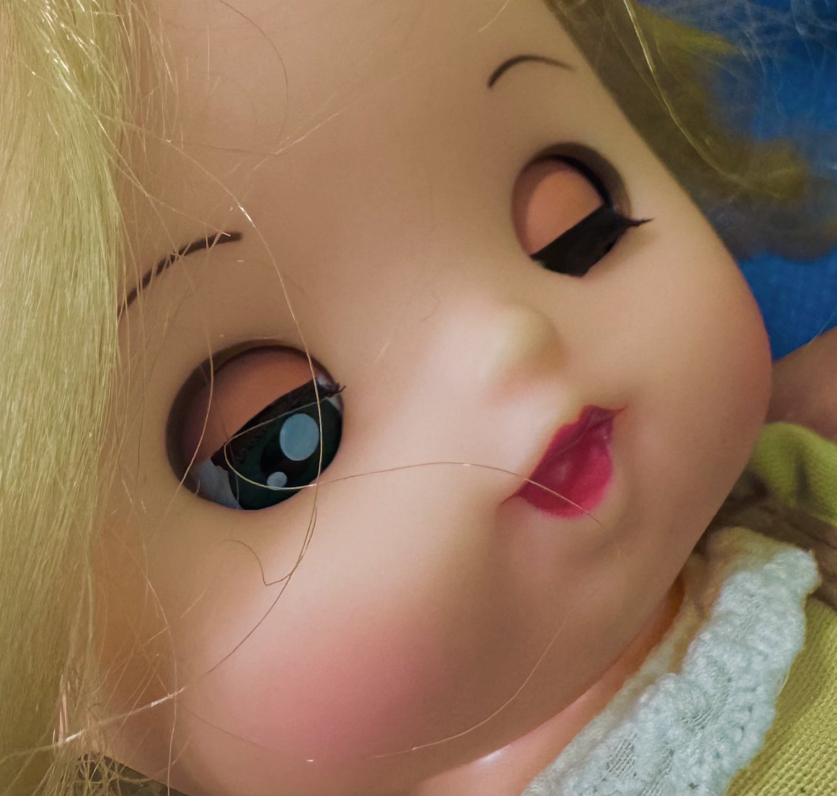 遊び場に来ていて暇なんで、転がっていた人形で某バンドのCDジャケットを再現しました。分かりますか？