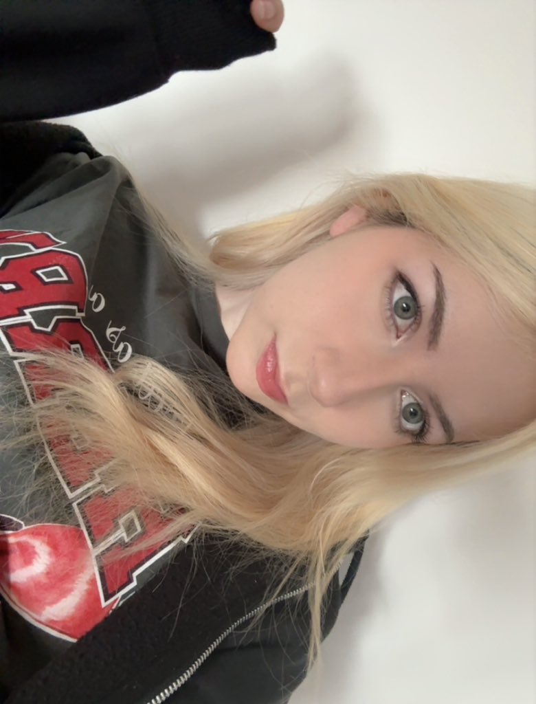 Poppy 🍒 tweet media