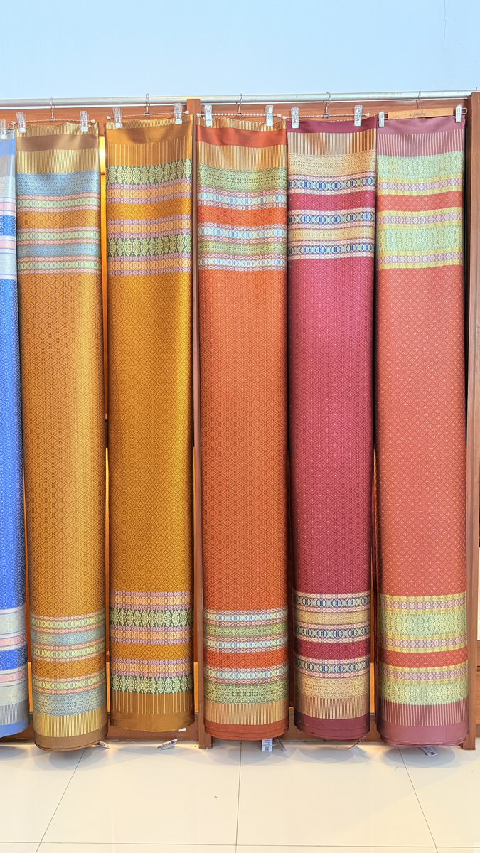 14.00 ☀️
แวะไปที่สถาบันผ้าทอมือหริภุญชัย เข้าไปดูในร้าน otop ตะลึงในความสวยและพาสเทล ฮรือ เค้าบอกผืนละ 18,000 ฮรือออ สวยตะโกน ของจริงสวยกว่าในรูป มีความเงา ความเล่นแสง