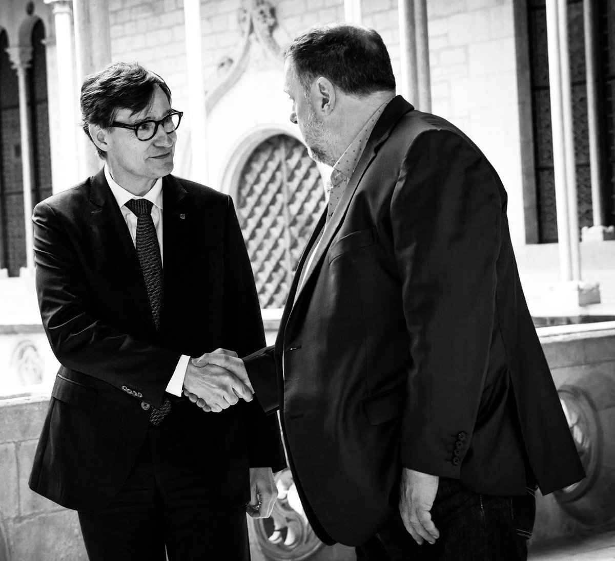 Tothom, absolutament tothom que corre i observa què passa al Parlament, sabia d’aquesta comèdia bufa que juguen PSC, ERC i Comuns, ocupats a teatralitzar un acord que serà perquè tots tres són i representen el mateix: cap ambició nacional, cap opció de progrés.

I més enllà del
