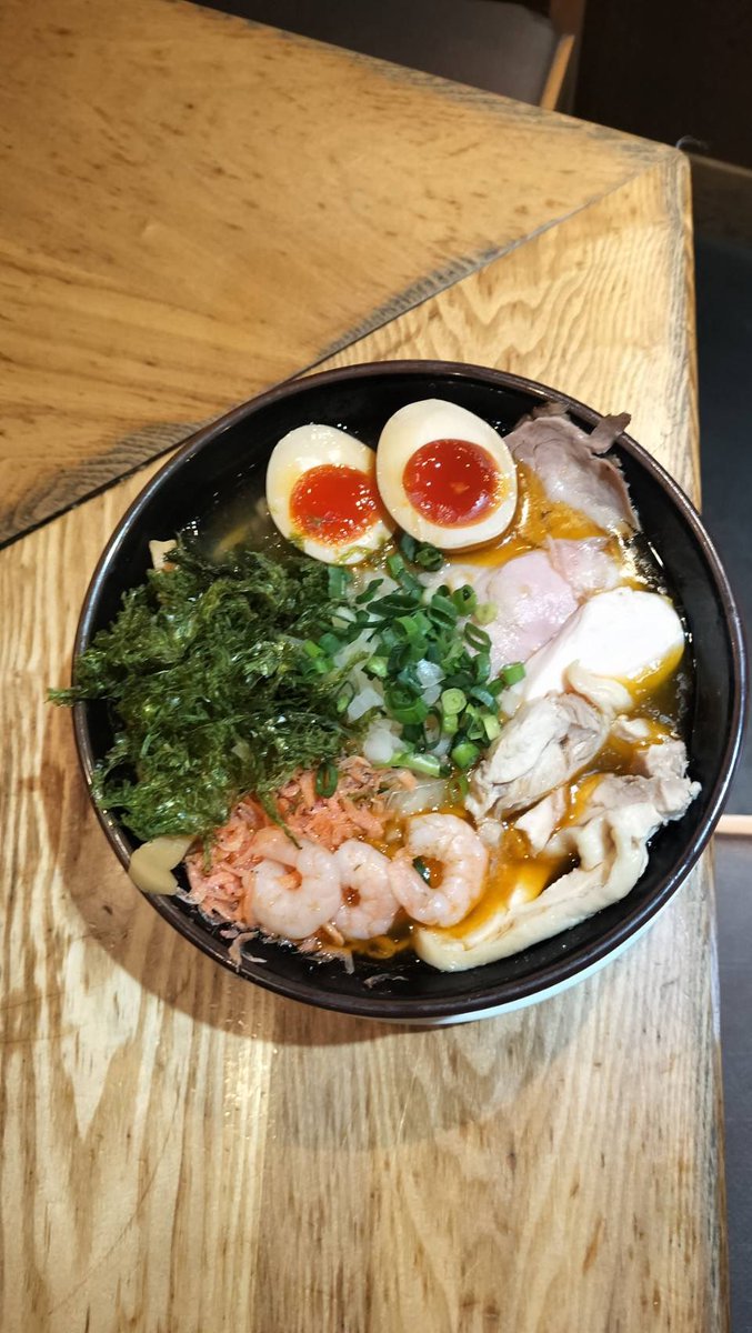 jinya2016's tweet photo. 【3月限定🦐】

“海老の旨味、限界まで引き出しました”

🦐エビ塩ラーメン 1200円
🦐特級エビ塩ラーメン 1550円

さらに👇
🦐エビ油そば（追い飯付き）1100円
🦐特級エビ油そば 1550円

※油そばは8日〜スタート

一口目から完全に「海老」
これはハマるやつです。

#仁屋 #仙台ラーメン #限定ラーメン https://t.co/amGek4MAus