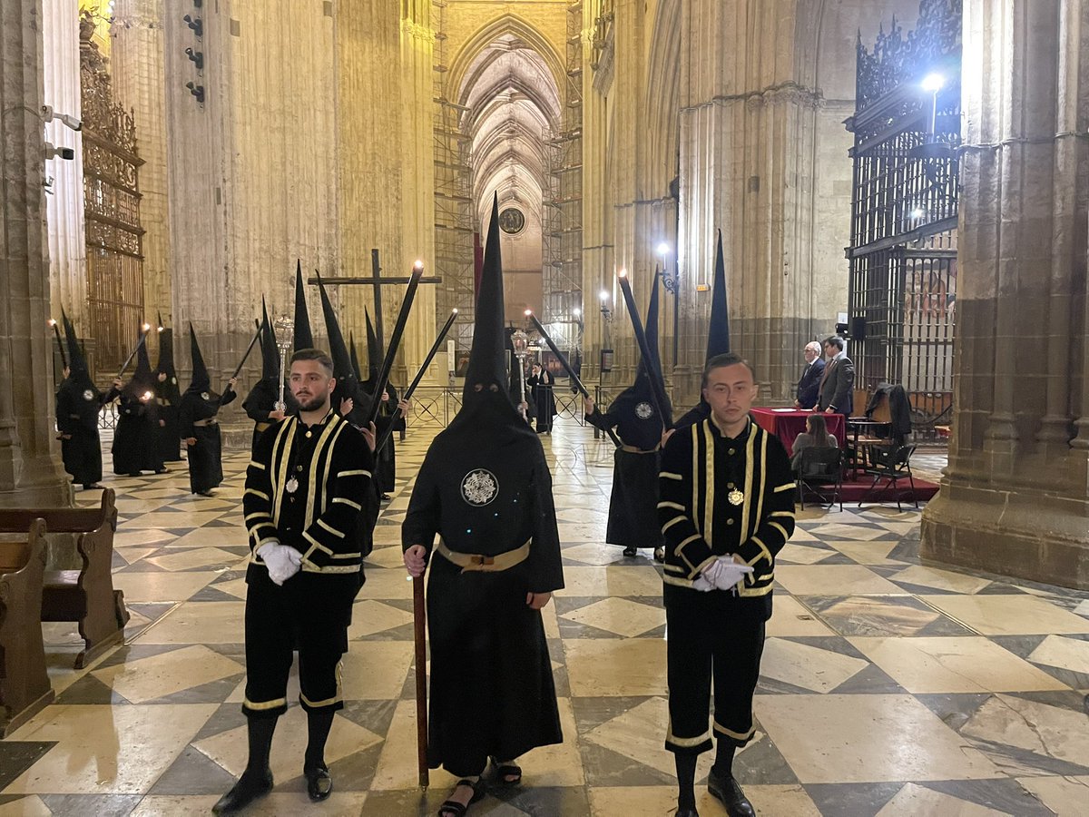 🟣 Las hermandades del Martes Santo recorrerán la Carrera Oficial en menos tiempo que el resto.

👉 Mientras que el resto de cofradías tardan 85 minutos en llegar de la Campana a la Catedral, las hermandades del Martes Santo tienen previsto hacerlo en 80 minutos.
