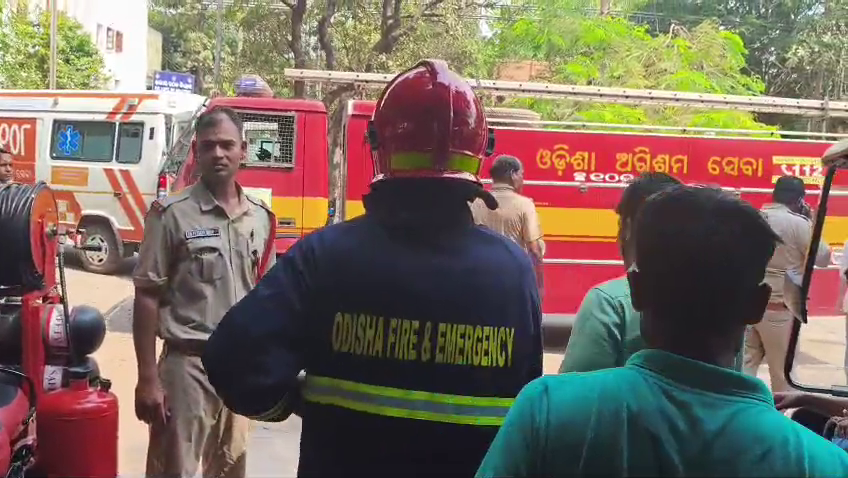 otvkhabar's tweet photo. #ପୁଣି_ଅଘଟଣରୁ_ଅଳ୍ପକେ_ବର୍ତ୍ତିଲା_SCB
-କଟକ: ପୁଣି ଅଘଟଣରୁ ଅଳ୍ପକେ ବର୍ତ୍ତିଲା SCB
-ନନ୍‌ ଟ୍ରମା କେୟାରରେ ସର୍ଟସର୍କିଟ୍‌ରୁ ଜଳିଗଲା ଇଲେକ୍ଟ୍ରି ବୋର୍ଡ
-ଅଘଟଣ ପୂର୍ବରୁ ଆୟତ କଲେ ଅଗ୍ନିଶମ କର୍ମଚାରୀ
-ନନ୍‌ଟ୍ରମା କେୟାରରେ ଶତାଧିକ ରୋଗୀ ଚିକିତ୍ସିତ ହେଉଛନ୍ତି
#Cuttack #SCBHospital #SCBMedicalCollege #NonTraumaCare  #OTV