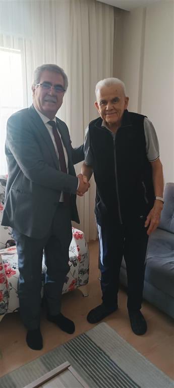 konyamem's tweet photo. Meram Niyaz Usta İlkokulundan Şehit Ailesini Ziyaret 

Meram ilçesi Niyaz Usta İlkokulu Şehit Murat Gündüz’ün baba ocağını; Okul Müdürü Ali Bacak, öğretmen ve öğrencilerle ziyaret ederek, şehidimizin babalarının yaklaşan Ramazan Bayramı’nı tebrik ettiler.

#MaarifinKalbindeRamazan

@tcmeb @Yusuf__Tekin @TCKonyaValiligi @Vali_Akin 
@Konyabuyuksehir @u_ibrahim_altay @gokhanmurat1  @meramMEM 
#BizimOkulumuz #BaşarmayaHazırım #Konyamem