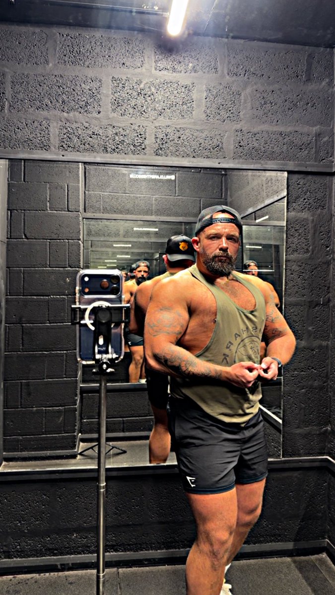 Musclebeardedbear tweet media