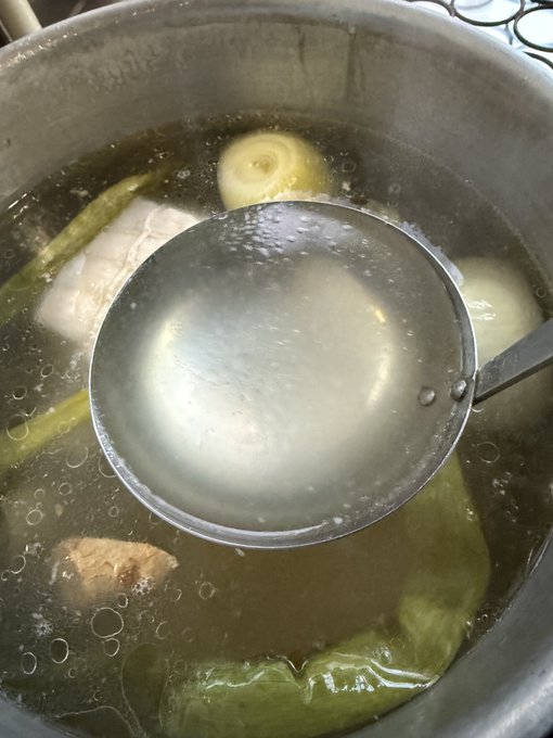 鴨の時にフォロワーさんに教えていただいたコツをフルに使用して、現状とても綺麗な綺麗な清湯がとれている(途中やけど) 