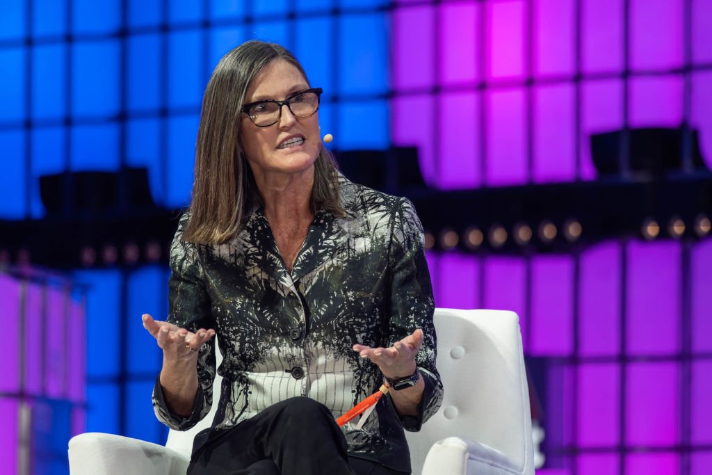 businessamfr's tweet image. Cathie Wood : « L’IA permet des gains de productivité et pourrait faire augmenter le PIB mondial de plusieurs milliers de milliards » fr.businessam.be/cathie-wood-li… #IntelligenceArtificielle #Productivite #CathieWood #BIPMondial #Technologie
