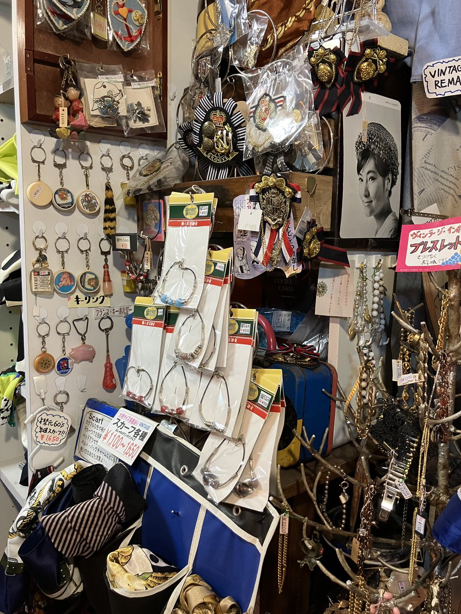 goingbellbo's tweet photo. ここにしかないレトロなアイテム多数あり毎日が楽しくなるかもね
●通販可能、DMやメールお電話など気軽にお問い合わせください
インスタの方にも「本日のひとことレトロ」商品写真をUPしてます新入荷商品の詳細画像見れますhttps://t.co/GrqbhGZeCq  #レトロ　#ごちゃごちゃ
#古着屋　#大名　#福岡 https://t.co/jdr4UR4KL2