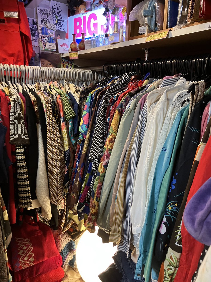 goingbellbo's tweet photo. ここにしかないレトロなアイテム多数あり毎日が楽しくなるかもね
●通販可能、DMやメールお電話など気軽にお問い合わせください
インスタの方にも「本日のひとことレトロ」商品写真をUPしてます新入荷商品の詳細画像見れますhttps://t.co/GrqbhGZeCq  #レトロ　#ごちゃごちゃ
#古着屋　#大名　#福岡 https://t.co/jdr4UR4KL2