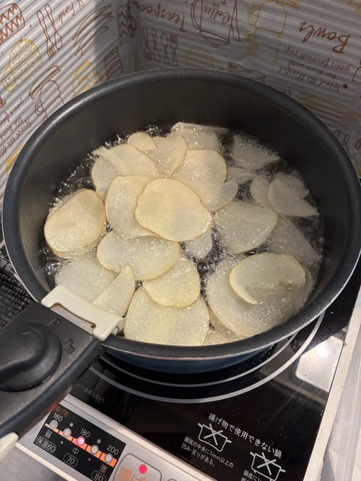 ポテチ作ってる🍟 