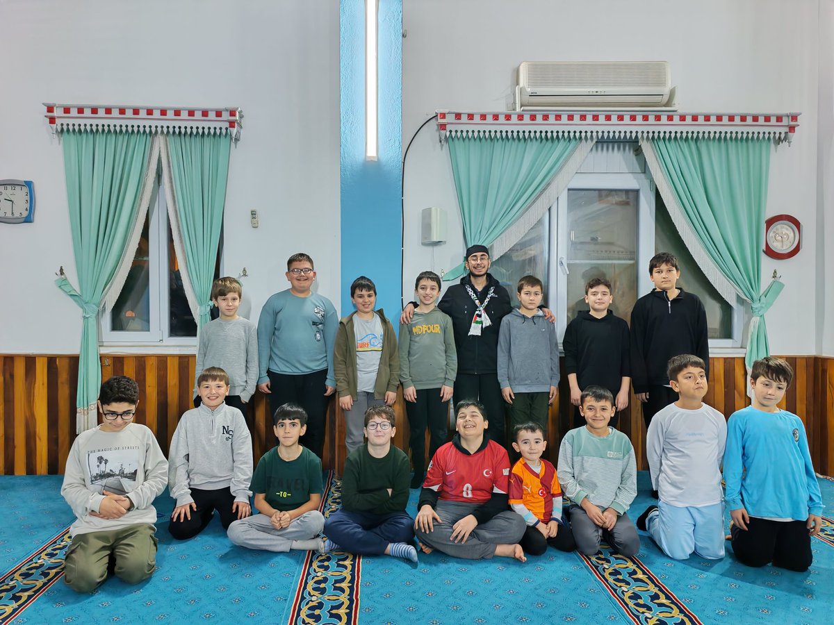 bayro_mr's tweet photo. 13 yaşındaki Bayram'ın duası kokan bir fotoğraf. Kepsut ekibiyle teravih buluşması. Ben Allah'tan kendisini anlatacağım insanlar istedim. Allah bana yüzlercesini nasip etti. Hem de tertemiz insanlar. ELHAMDÜLİLLAH https://t.co/GIfCIN3ddF