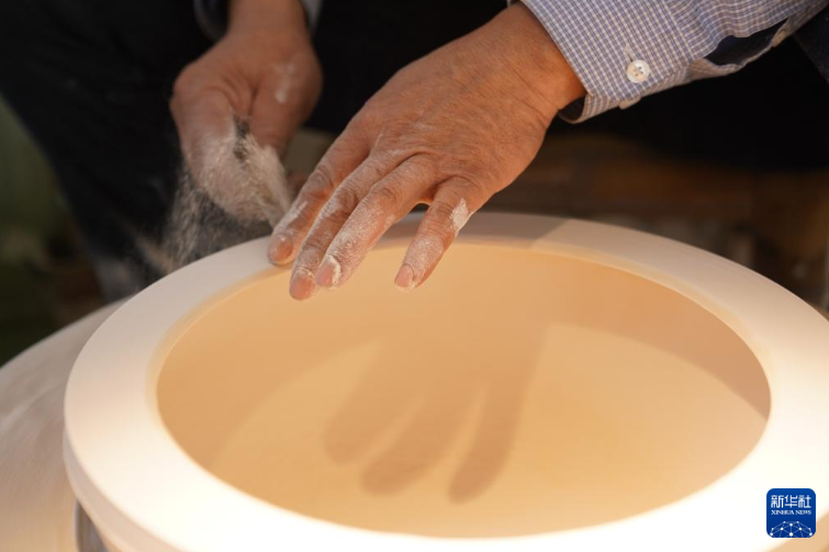CQ_Liangjiang's tweet image. 🏺 🎨 From 40+ handcrafted steps to a 1mm-thin finish, eggshell porcelain shows true mastery. 

In Jingdezhen, 66-year-old artisan Lu Jiande keeps the traditional craftsmanship alive and has set Guinness records for the largest thin-walled bowls. #Craftsmanship  #Art 

📸 Xinhua