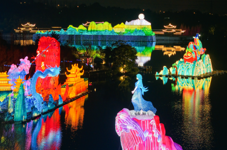 CQ_Liangjiang's tweet image. 🏮 ✨ Last call for the lantern festival at Garden Expo Park!

Experience a romantic nightscape as Longjing Lake glows with dreamlike displays. The event runs until Mar 22, don’t miss the magic! 🌙 #nightout #lightart 

📸 Chongqing Daily