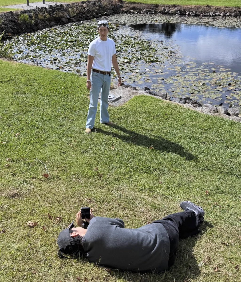 The photo:                         The effort 😂

Yonghwa whyyyyyyy Yonghwa why ㅋㅋㅋㅋ