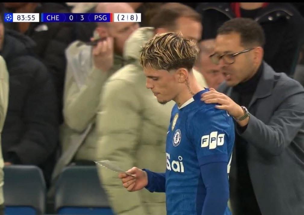 Lashayomide's tweet photo. This nigga handed a note to Garnacho at 83 minutes when the score line is 2:8 😂 https://t.co/FySXkEhe3P