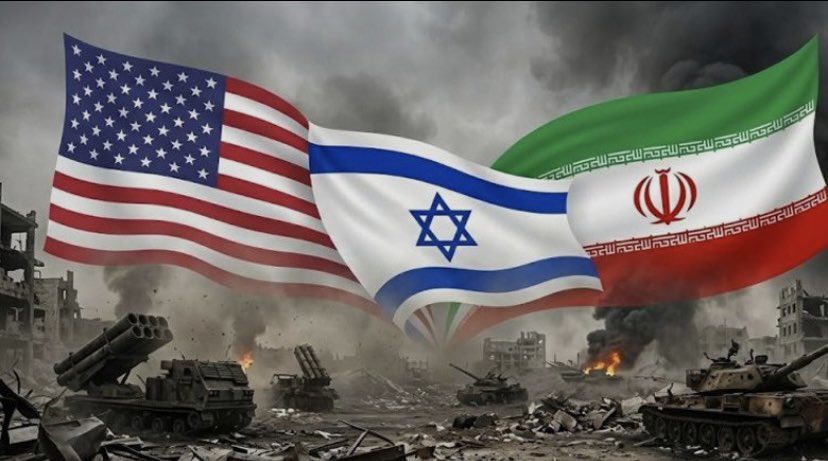 mcicek304's tweet photo. İSLAMCILIK SAVUNMASI

Ümmetçi İslamcılığın Mezhepçi Muhafazakârlığa Galebesi: İran-Amerika/İsrail Savaşı

Muhafazakârlık, salt ulusal bir hareket olarak tanımlanamaz; bununla birlikte, kendi ülkesini yalnızca siyasal ve kültürel alanlarda değil, İslam’ı doğru anlama ve yorumlama hususunda da ayrıcalıklı bir konumda değerlendirme eğilimi göstermektedir. Öte yandan, anti-emperyalist ve özellikle Amerika karşıtı bir tutumu süreklilik arz eden bir ilke hâline getirmekte zorlanan muhafazakâr yaklaşımın, bu yöndeki söylemlerini çoğunlukla konjonktürel ve belirli durumlarla sınırlı biçimde dile getirdiği görülmektedir. Ümmetçilik söylemi söz konusu olduğunda ise muhafazakârlığın pratiği, büyük ölçüde Filistin’de yaşanan zulmü kınamaya yönelik retorik düzeyde kalmakta; somut ve sürdürülebilir bir politik tutuma dönüşmekte sınırlı bir görünüm arz etmektedir. Bu çerçevede değerlendirildiğinde, muhafazakârlığın söylem ve pratikleri arasında ortaya çıkan bu gerilim, onun İslam dünyasında birlik ve bütünlüğü ifade eden vahdet idealinden ziyade, mezhepsel öncelikleri öne çıkaran bir eğilim içerisinde bulunduğunu düşündürmektedir.

İslamcılık ise, salt ulusal sınırlarla kayıtlı bir hareket olarak değil, daha geniş bir medeniyet tasavvuruna dayanan bütüncül bir yaklaşım olarak kendini konumlandırmaktadır. Bu çerçevede İslamcılık, herhangi bir ülkeyi ayrıcalıklı bir merkez olarak öne çıkarmaktan ziyade, İslam’ın evrensel ilkelerini esas alan ve farklı coğrafyaları kapsayan bir perspektif geliştirmeyi hedeflemektedir. İslamcı düşünce, anti-emperyalist bir duruşu kurucu unsurlarından biri olarak benimsemekte; özellikle küresel güç ilişkileri bağlamında ortaya çıkan tahakküm biçimlerine karşı eleştirel bir tutum geliştirmektedir. Bu bağlamda Amerika merkezli politikaların İslam dünyası üzerindeki etkilerine yönelik eleştiriler, yalnızca konjonktürel söylemlerle sınırlı kalmayıp daha süreklilik arz eden bir ideolojik çerçeve içerisinde değerlendirilmektedir. Ümmet anlayışı açısından bakıldığında ise İslamcılık, söylem düzeyini aşarak Müslüman topluluklar arasında dayanışma, birlik ve ortak hareket etme bilincini güçlendirmeyi amaçlamaktadır. Bu yaklaşım, belirli kriz anlarında ortaya çıkan tepkisel söylemlerle sınırlı kalmaktan ziyade, ümmetin karşı karşıya bulunduğu sorunlara yönelik daha kapsamlı ve süreklilik arz eden çözümler üretme iddiası taşımaktadır. Bu doğrultuda İslamcılık, İslam dünyasında birlik ve bütünlüğü ifade eden vahdet ilkesini merkeze almakta; mezhepsel farklılıkları tali bir unsur olarak değerlendirerek bunların üstünde bir ortak kimlik ve bilinç inşa etmeyi hedeflemektedir. Böylece söylem ve pratik arasında daha tutarlı bir ilişki kurma iddiasıyla, ümmet temelli ve bütünleştirici bir perspektif ortaya koymaktadır.

İran ile Amerika/İsrail arasında şekillenen savaş ortamı, muhafazakâr düşünce ile İslamcı yaklaşım arasındaki farkı somut biçimde ortaya koymaktadır. Muhafazakârlık, bu süreçte mezhepsel ve ulusal önceliklerin etkisiyle tutarsız bir görünüm sergilemekte; anti-emperyalist söylemini süreklilikten ziyade konjonktürel tepkilerle sınırlı tutmaktadır. İran söz konusu olduğunda ise ümmet vurgusu geri çekilmekte, mezhepsel mesafe belirleyici hâle gelmektedir. Buna karşılık İslamcılık, aynı süreci ilkesel bir çerçevede değerlendirerek daha tutarlı bir duruş sergilemektedir. Amerika/İsrail eksenli müdahaleleri ümmetin bütününe yönelen bir tahakküm olarak okuyan bu yaklaşım, mezhep farklarını tali görerek İran’a yönelik saldırıları da ortak bir mesele olarak ele almaktadır. Böylece ümmet bilinci, retorik düzeyde kalmayıp somut bir dayanışma perspektifine dönüşmektedir. Sonuç olarak bu savaş bağlamı, mezhepçi ve parçalı bir tutum sergileyen muhafazakârlık karşısında, bütüncül ve ilkesel bir çizgi izleyen İslamcılığın belirgin biçimde öne çıktığını göstermektedir.