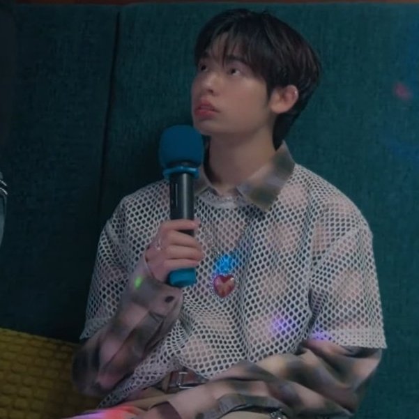 🐶 : he looked up at me, i lost to the voice inside my head ... 'so cute' 

i get you teetee