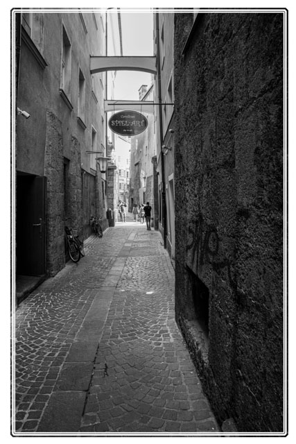 photos_dsmith's tweet image. A #SmallBusiness #store in #Innsbruck called Caroline's #spielart, #selling #toys and #games for young #children. Many #localbusiness owners have their shop in the #basckstreets of the #oldtown. Shot in #blackandwhite #blackandwhitephotography. Visit our #website for more #info