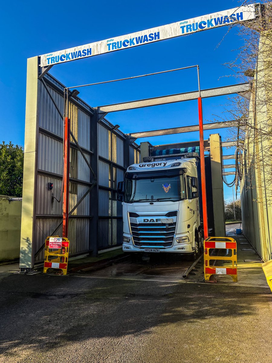trucklifegb's tweet image. The sun’s out and I’ve got a bit of time to spare before my delivery, so it’s the perfect chance to give the unit and trailer a good wash 🫧🧼✨ Nothing like getting the truck looking fresh while the weather’s on my side 🚚☀️

#HGV #Distribution #Haulage #Deliveringwinners