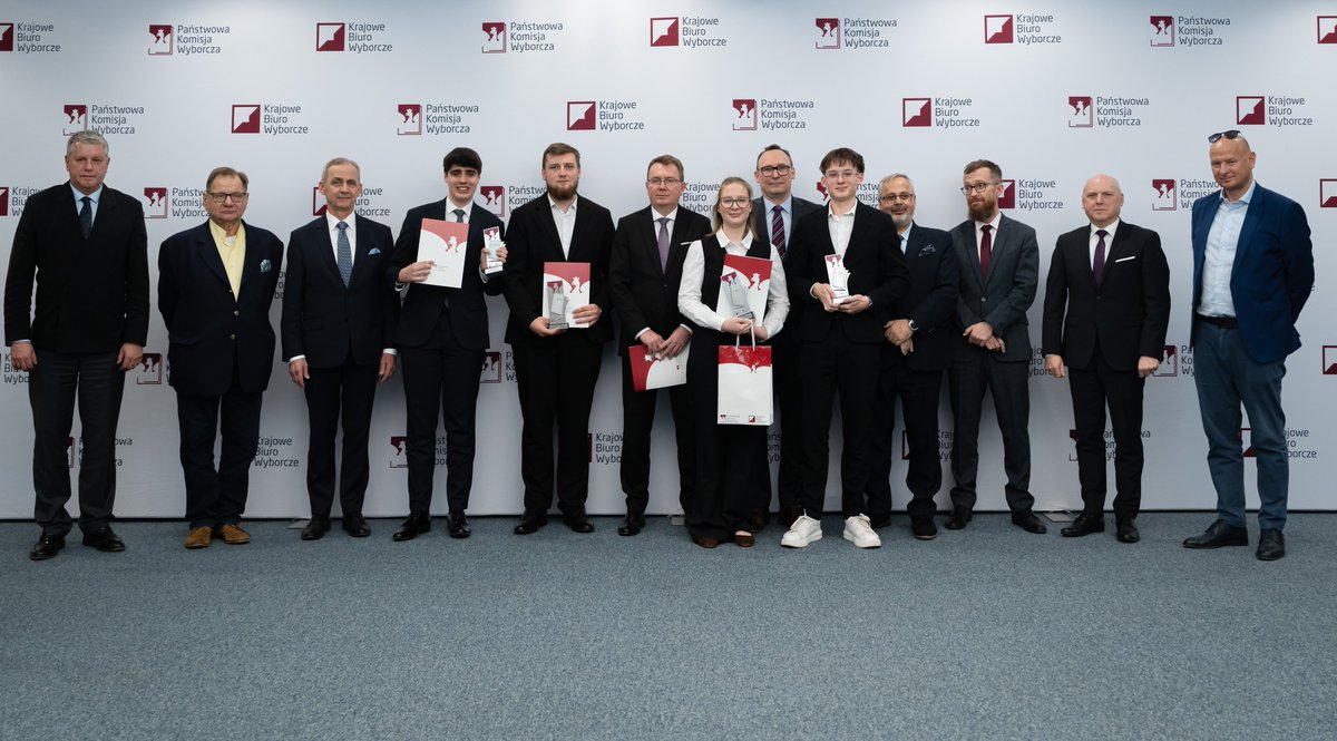 PanstwKomWyb's tweet photo. ℹ️ Finał VI edycji konkursu „Wybieram Wybory”  za nami!

🥇 Hanna Piotrowska
🥈 Miłosz Rado
🥉 Kacper Tatar
🎖️ Nagroda im. K. W. Czaplickiego: Oscar Lenart

Gratulujemy wszystkim uczestnikom 👏📚

https://t.co/PI4GtddFWe https://t.co/O2rU8QJN5b