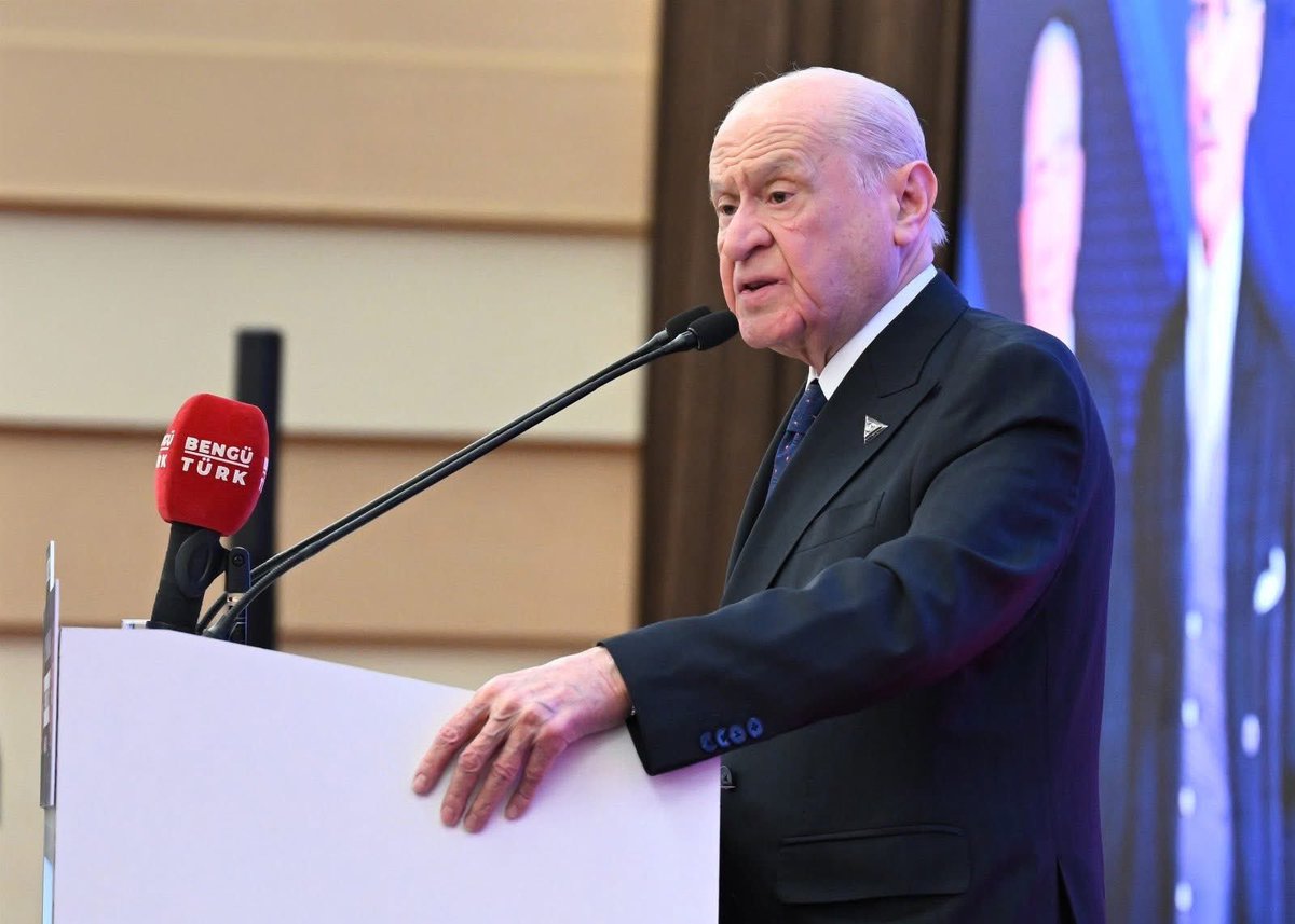 CamurMehmet123's tweet photo. “Ortadoğu’da Sünni-Şii husumetine çanak tutan, bu kapsamda kamplaşma ve kutuplaşmayı sertleştirmek için provokasyon zemini kollayan karanlık emellere kapalı durmak, bilhassa şu mübarek Ramazan ayında hassaten diyorum ki, ‘Müslümanım’ diyen herkes için hayat-memat konusudur.
Bu tuzağa hiçbir Müslüman düşemez, düşmemelidir.
Böylesi bir vebale hiçbir din kardeşimiz ortak olamaz, olmamalıdır.
Şii de Müslüman’dır, Sünni de Müslüman’dır; bozgunculuğun davulunu çalanlar, sanal ihtilafların namlusunu tutanlar alçak kere alçaktır.”

Liderimiz Devlet BAHÇELİ