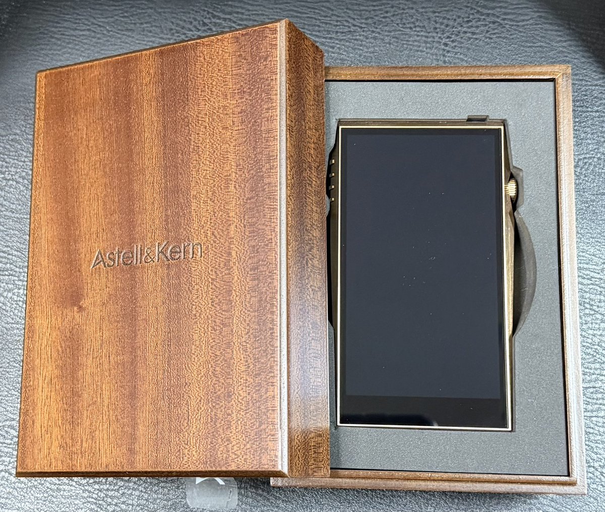 ura_kuma's tweet photo. 本日の到着物

・Astell&amp;Kern A&amp;ultima SP3000T Copper(中古)

ちょっとお高めの真空管DAP欲しいなぁと物色してたら見かけたのでつい… https://t.co/ZRB2AEgQ2m