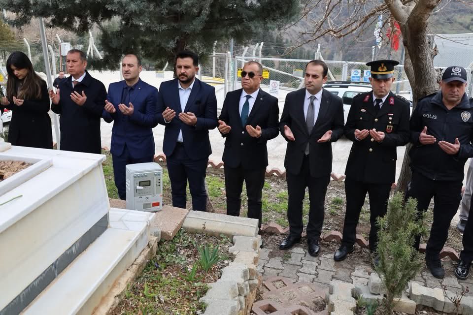 "Dur yolcu, bilmeden gelip bastığın,
Bu Toprak, bir devrin battığı yerdir.
Eğil de kulak ver, bu sessiz yığın,
Bir vatan kalbinin attığı yerdir!"
Çanakkale Şehitlerimizi saygı rahmet ve minnetle anıyorum.
#ÇanakkaleGeçilmez
🇹🇷🇹🇷🇹🇷🇹🇷🇹🇷🇹🇷🇹🇷🇹🇷🇹🇷🇹🇷🇹🇷