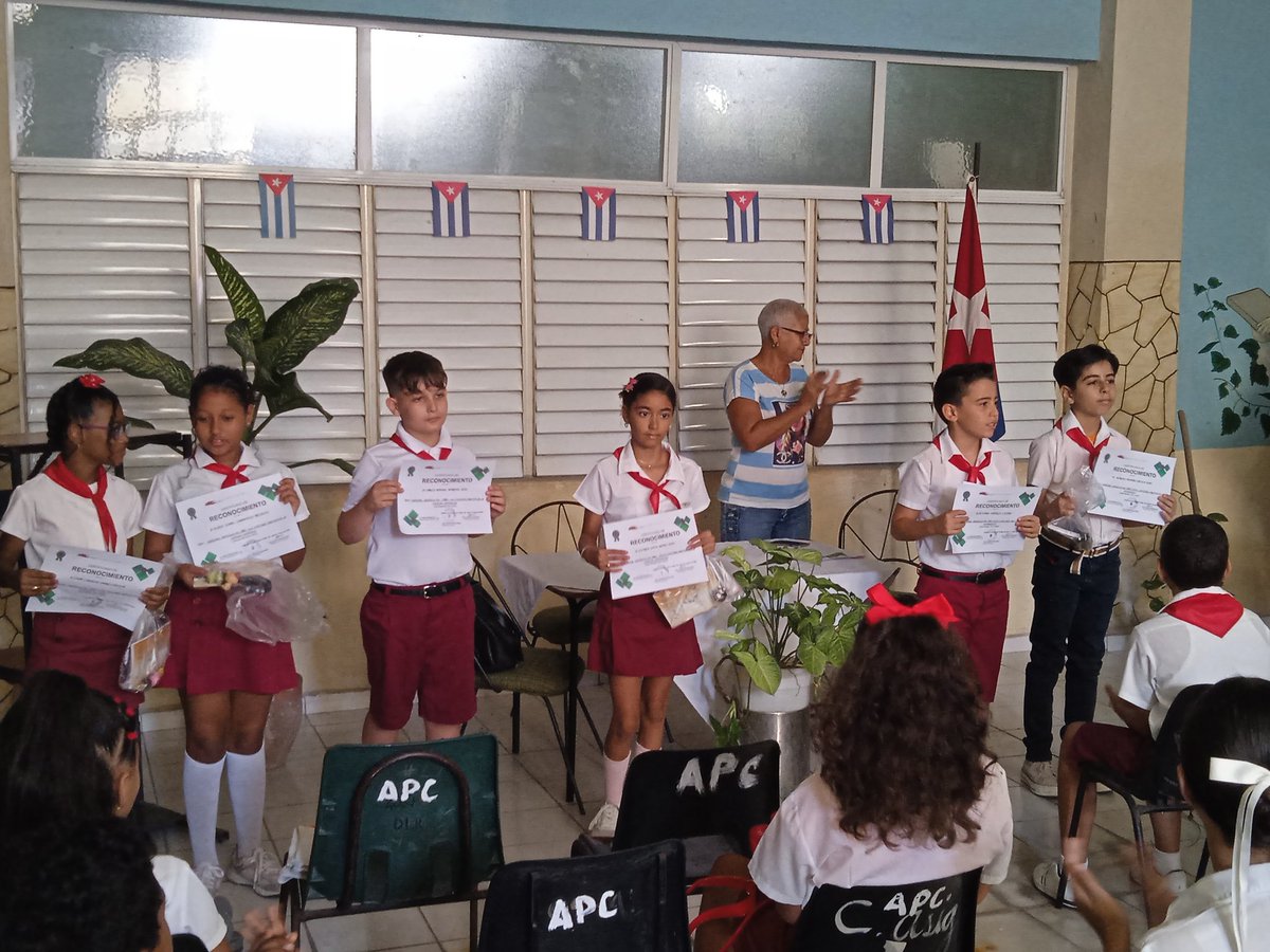 Reconocemos el talento científico  de nuestros jóvenes. Estudiantes del Cerro que triunfaron en sociedades científicas concursos y encuentros de monitores recibieron un merecido homenaje. ¡Felicidades por su excelencia y compromiso con el saber! <a href="/educacion_el/">Cerro Dirección General de Educación</a> <a href="/DirectEducaHab/">Karenia Marrero Arrechea</a>