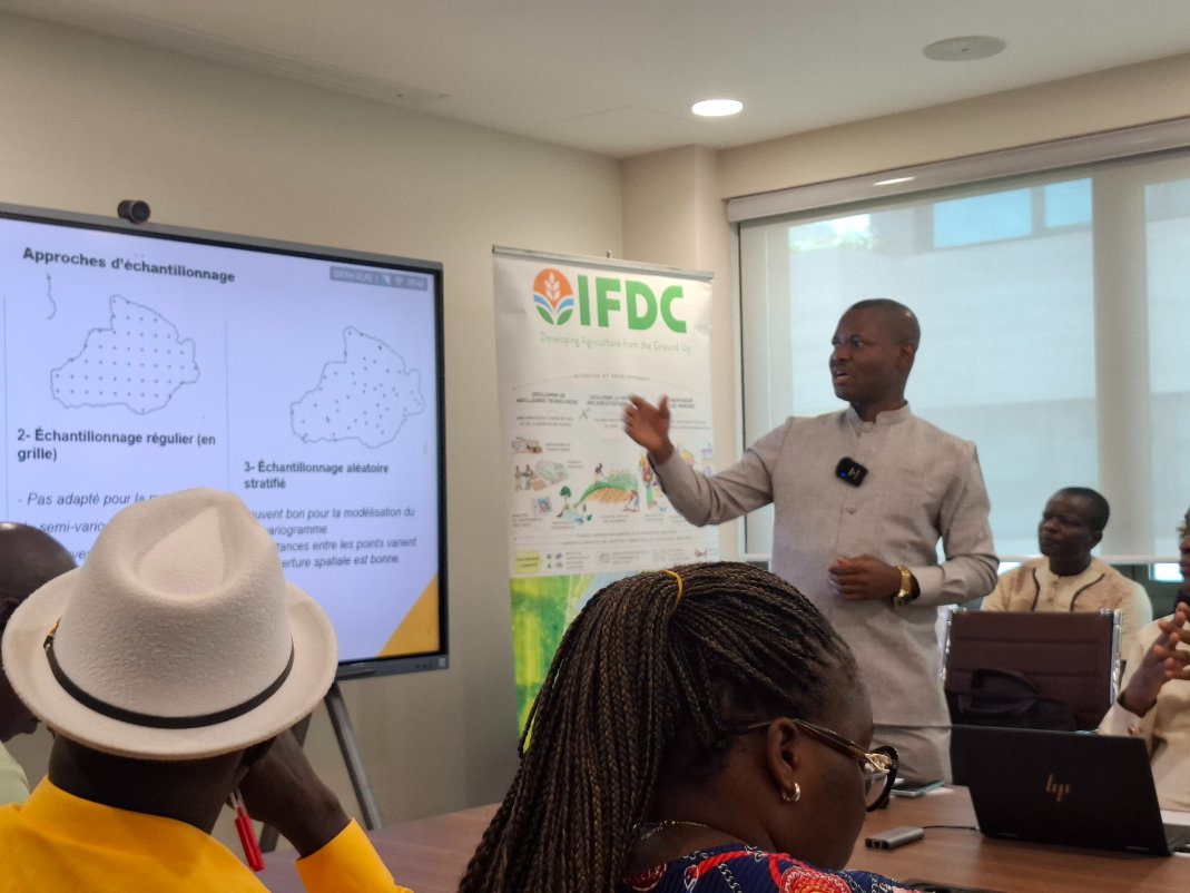 ACMA3BENIN's tweet photo. ACMA3 organise avec le MAEP, l'@inrabdg  et l'UAC l'Atelier de restitution des travaux de cartographie de la fertilité des sols et d’actualisation des recommandations d’engrais pour les cultures. L'évènement ce tient au Ministère de l’Agriculture, de l’Élevage et de la Pêche. https://t.co/4u6sYNZpRD