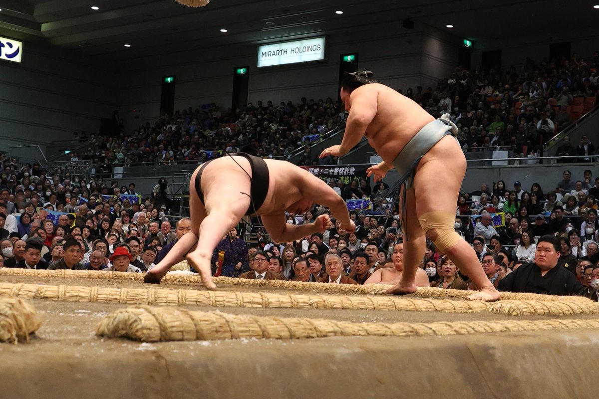 十一日目の様子＞ 幕内取組 琴勝峰（9勝2敗） 叩き込み 安青錦（5勝