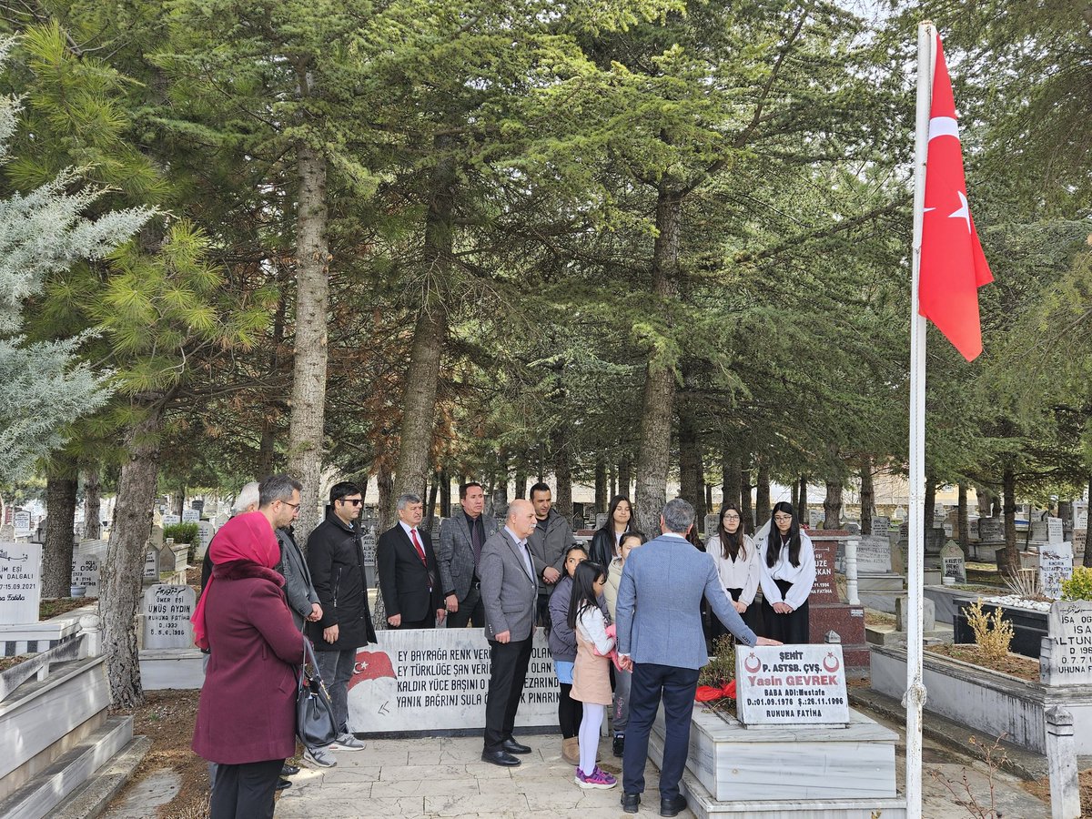 BoztepeIlce's tweet photo. 18 Mart Çanakkale Zaferi ve Şehitleri Anma Günü münasebetiyle, İlçe Millî Eğitim Müdürlüğümüzce ziyaretler gerçekleştirildi.

Ziyaretler kapsamında; Müdürümüz Bülent GÜZEL, okul müdürleri ve öğrencilerce Şehidimiz Yasin GEVREK’ in kabri ve ailesi ziyaret edildi.
@KirsehirMEM https://t.co/Ua8XYzrc4O