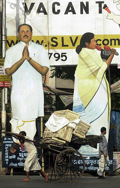 TMCinHistory's tweet photo. 🕒 2004

On this day of 18th March in 2004, a rickshaw puller passed by election billboards featuring Mamata Banerjee and Subrata Mukherjee on a Kolkata street ahead of the general elections. https://t.co/1PCGqHS9LJ