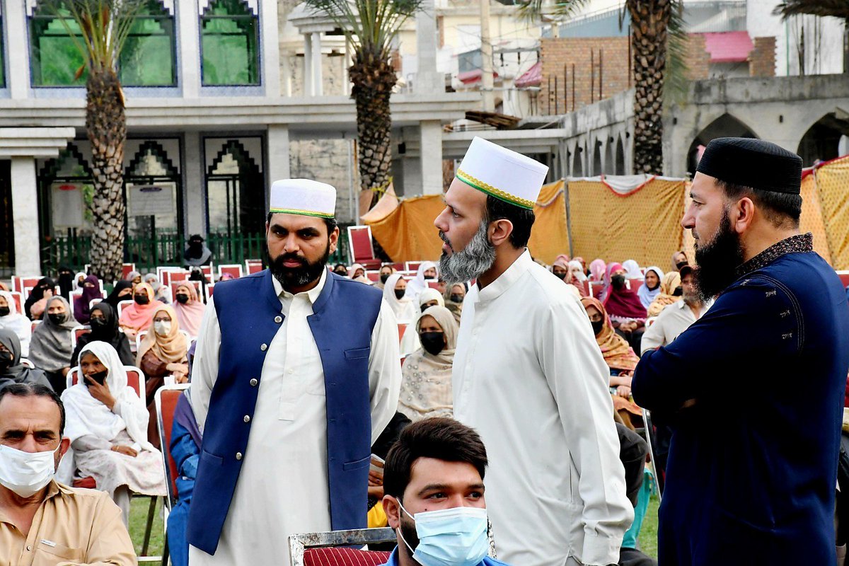 AjEducations's tweet photo. Pir Mujtaba Farooq Gull emphasized serving humanity as a core Islamic and Sufi value. Over 500 families are expected to benefit from this Ramadan initiative.

#HelpingFirstWelfare
#DarbarMohraSharif
#PirMujtabaFarooqGul 
#SahibzadaOmerfarooq
#aj_tweets https://t.co/WixfzQDC3a