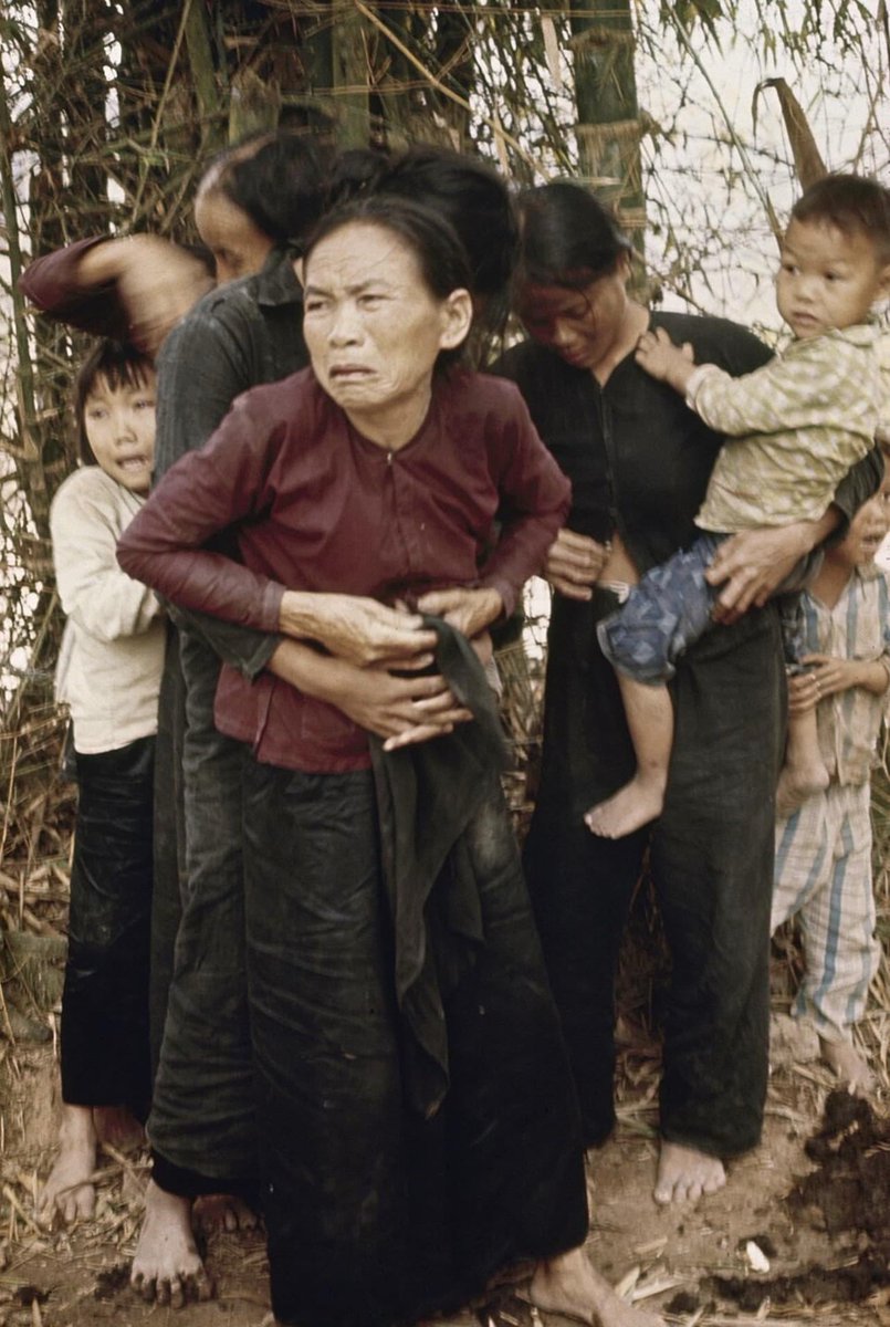 blusewillis2's tweet photo. Donne e bambini vietnamiti a Mỹ Lai fotografati dal fotografo dell'esercito americano Ronald L. Haeberle pochi istanti prima di essere uccisi durante il massacro di My Lai, 16 marzo 1968. https://t.co/xPoxYXeUNq