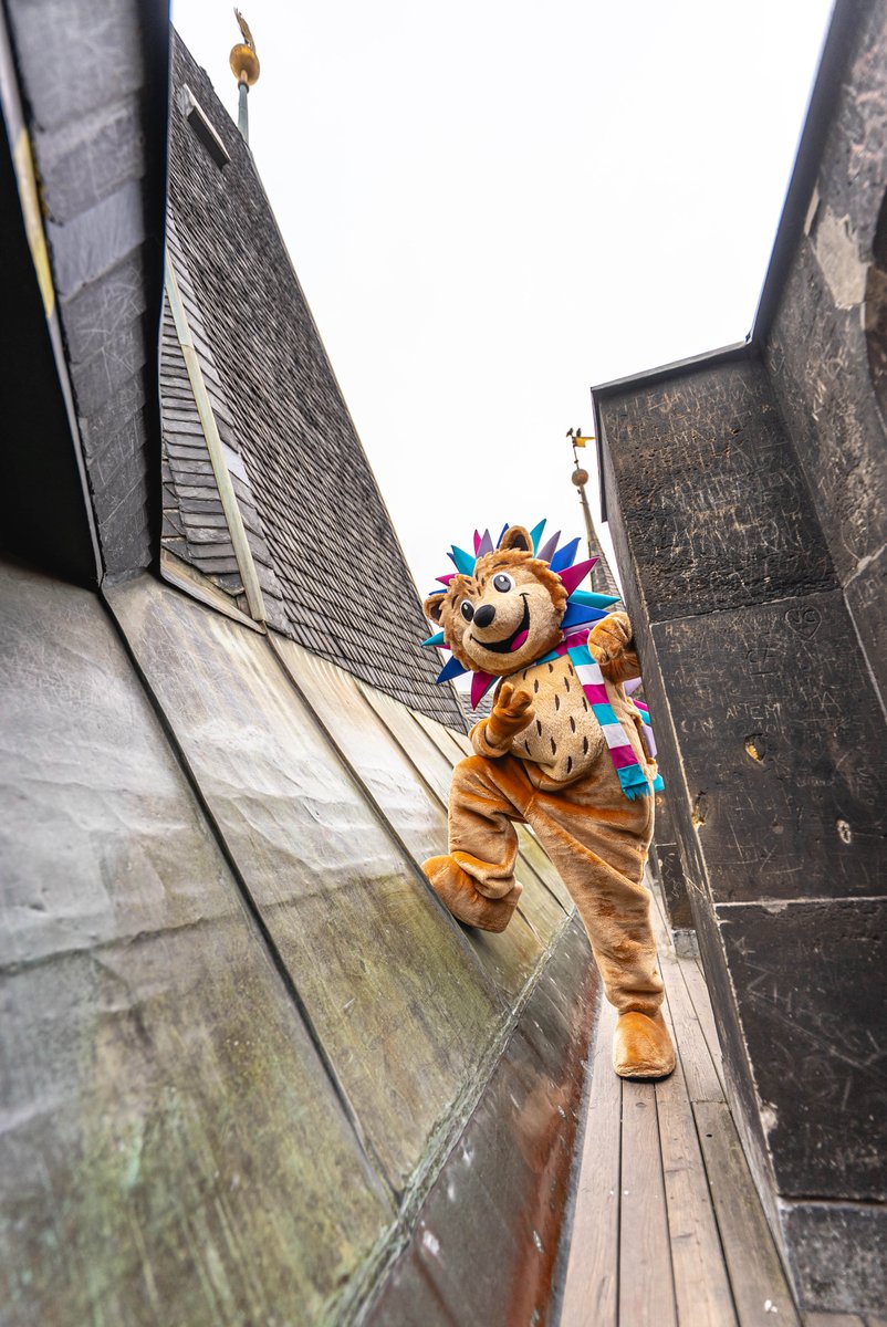 PragueEU's tweet photo. 🦔 Eda the Hedgehog, Prague’s 2026 ISU_figure official mascot, says hi from atop Powder Gate Tower!

Visit &amp; enjoy top 🌍 ice skaters, sports energy &amp; bohemian city that is as elegant as the ice-skating sport!

📅 March 24-29, 2026
📍 O₂ Arena Prague

👉🏼 https://t.co/LKE8C7uhmr https://t.co/V8OO63Qv8t