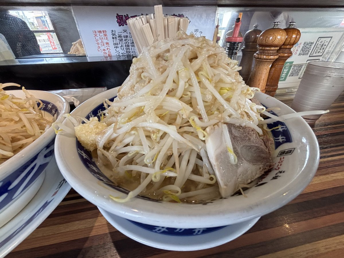 OKUI358's tweet photo. やはりO KU Iの旅立ちとしては、でか盛るでしょう。
これで3キロ、28分。
まずはちょうど良し👌
#デカ盛り
#ラーメン
#Ramen
#okui
#358TV https://t.co/1OAi9TM8Ev