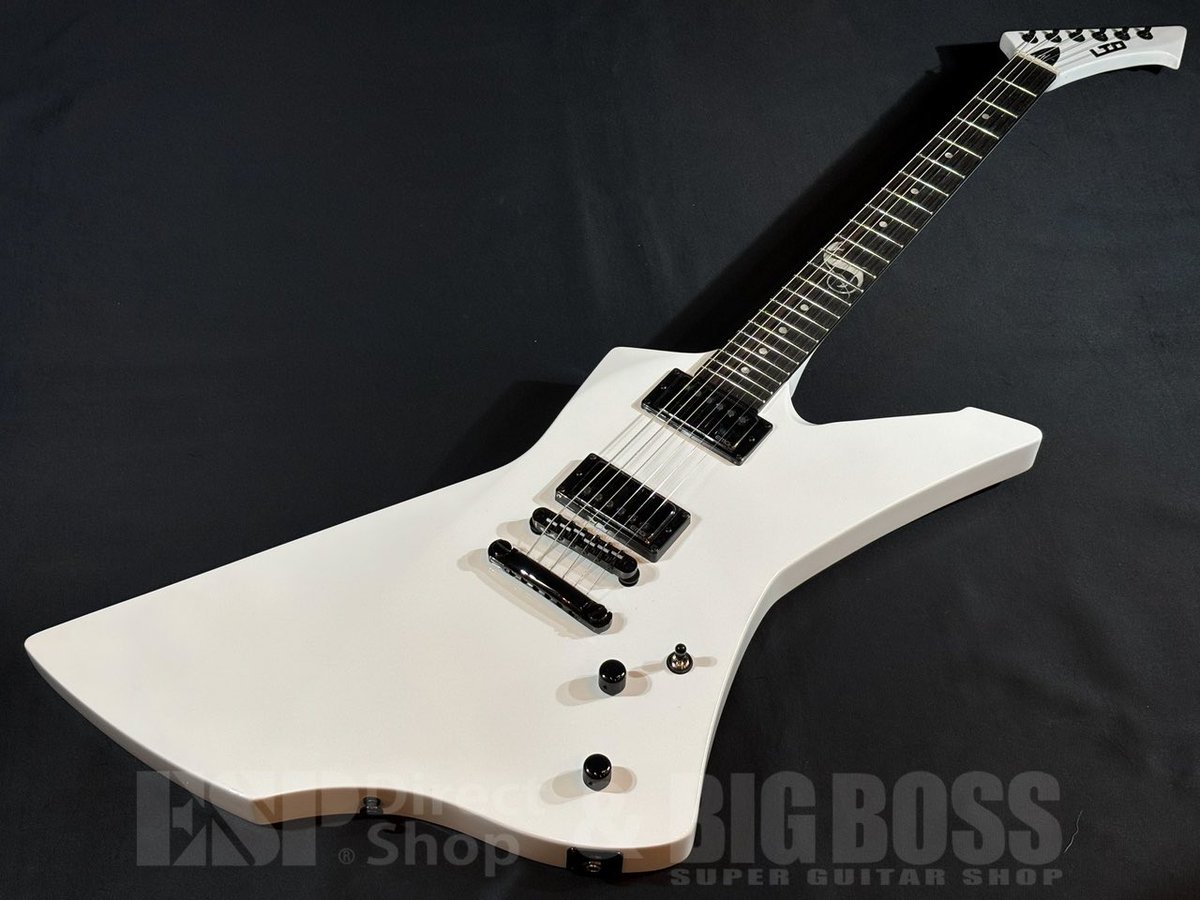 espcustomshop's tweet photo. 【商品情報！】#LTD #SNAKEBYTE Snow Whiteが入荷しました！

#METALLICA のフロントマン、James Hetfield シグネイチャーモデル！

ファンにはお馴染みの定番機！！
ピックアップには自身のシグネチュアピックアップ『EMG JH-Set
』搭載！

詳細・ご注文は→https://t.co/5SYsc0bVYG 
#メタリカ #楽器 https://t.co/Rl9F663b7Z