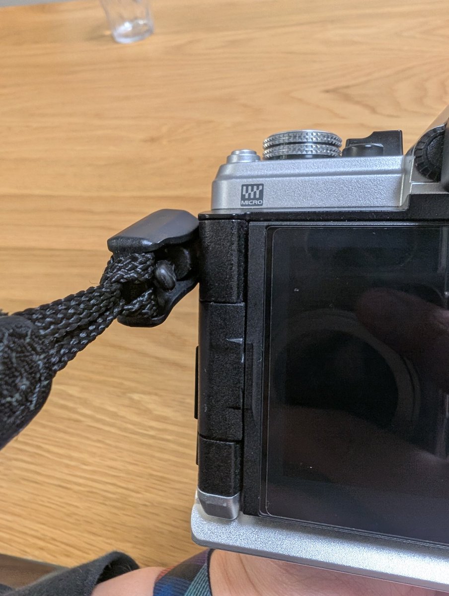 waterchan5's tweet image. 最近OM-3のモニターがよく左右反転になる。原因はmaglinkのバックル部がバリアングルの反転軸に当たったと判明した。(確かにa7cも同じ現象があるらしい）

とりあえずバックルの表裏を変えてみた。やや外しにくくなるが、ストラップが拗じらない限りもう当たらないはず
#OM3 #maglink