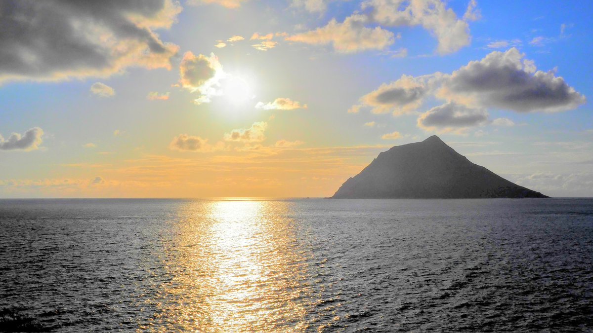 k19ch1's tweet photo. 3月18日
八丈島の夕暮れ
西側の低気圧の影響で
水平線には雲が多く
夕陽と夕焼けは残念
ANA最終便は定刻就航
お疲れ様でした
#八丈島
#八丈島民図鑑
#宇喜多秀家公と豪姫の碑
#夕暮れ
#夕陽
#八丈島空港 #RJTH 
#JA211A #全日空 https://t.co/x8XBpjzgng