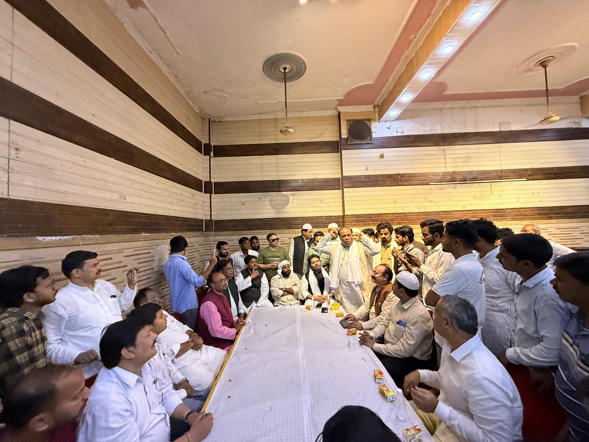 AaleyIqbal's tweet image. कल सर सैयद अहमद ख़ाँ साहब की तारीखी सरज़मीन अलीगढ़ जाने का शरफ़ हासिल हुआ। AMU यंग विज़नरी सोसाइटी और Students of AMU Bihar की जानिब से आयोजित इफ़्तार में शिरकत की।

 #SirSyedAhmadKhan #IftarAtAMU 
#AligarhMuslimUniversity #AMU